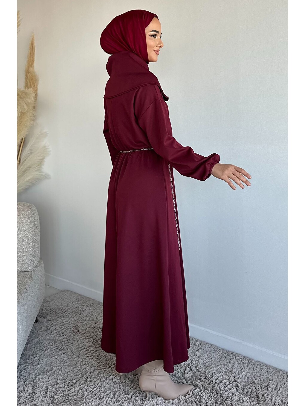 Bordo Ön Yarım Fermuarlı Bel Lastikli Zincir Aksesuarlı Tesettür Elbise-8