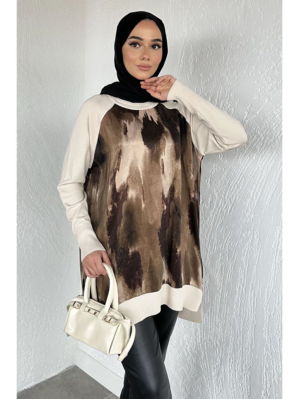Bej Gülseli Yan Fermuar Detaylı İpek Kübra Kumaş Tesettür Triko Tunik