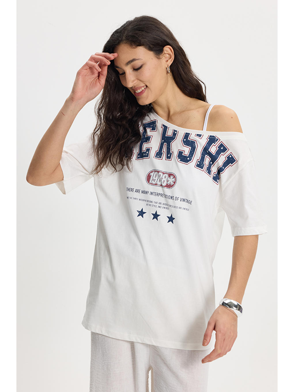 Kadın Oversize Geniş Kesim %100 Pamuk Kayık Yaka Kısa Kollu Baskılı Beyaz Tişört-2