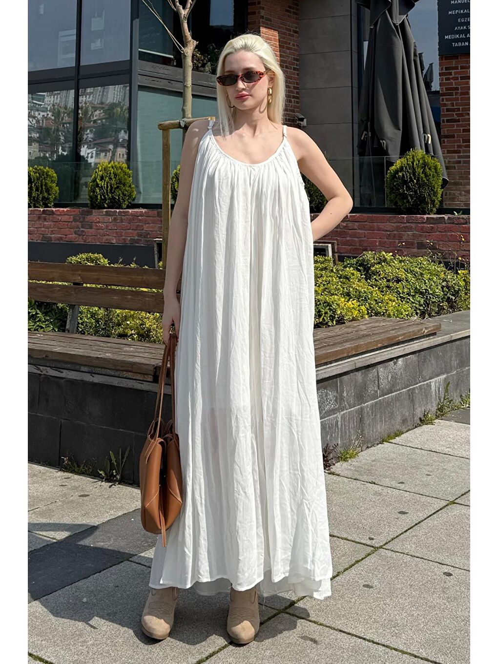 Beyaz Halter Yaka Yırtmaç Detaylı Desenli Uzun Elbise Mg2162