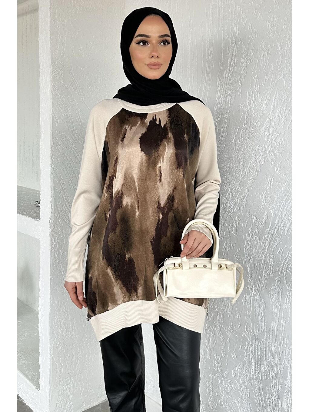 Bej Gülseli Yan Fermuar Detaylı İpek Kübra Kumaş Tesettür Triko Tunik-3