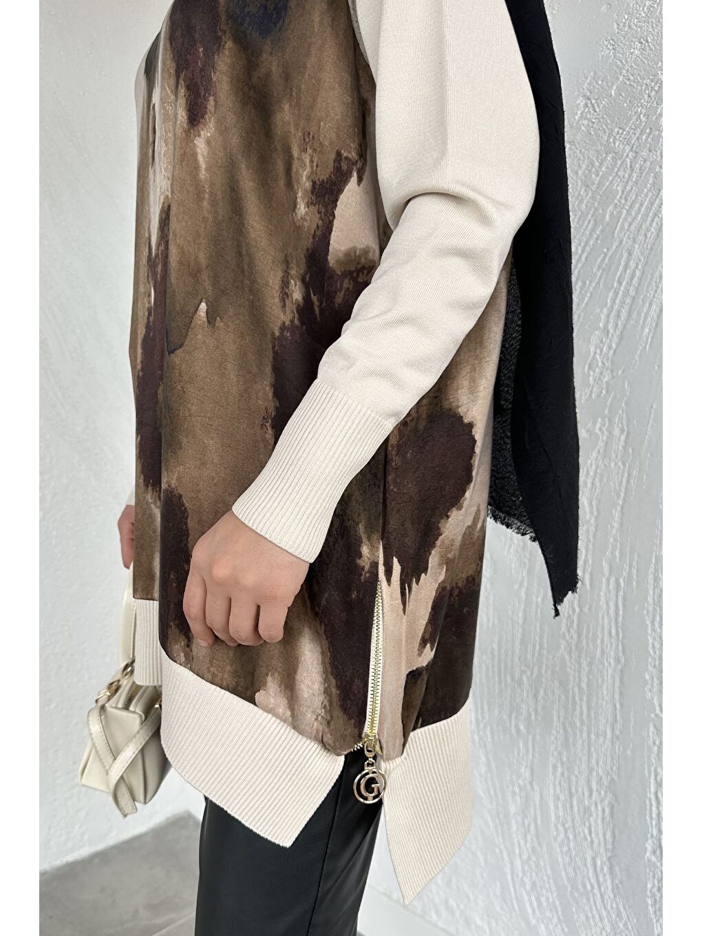 Bej Gülseli Yan Fermuar Detaylı İpek Kübra Kumaş Tesettür Triko Tunik-9