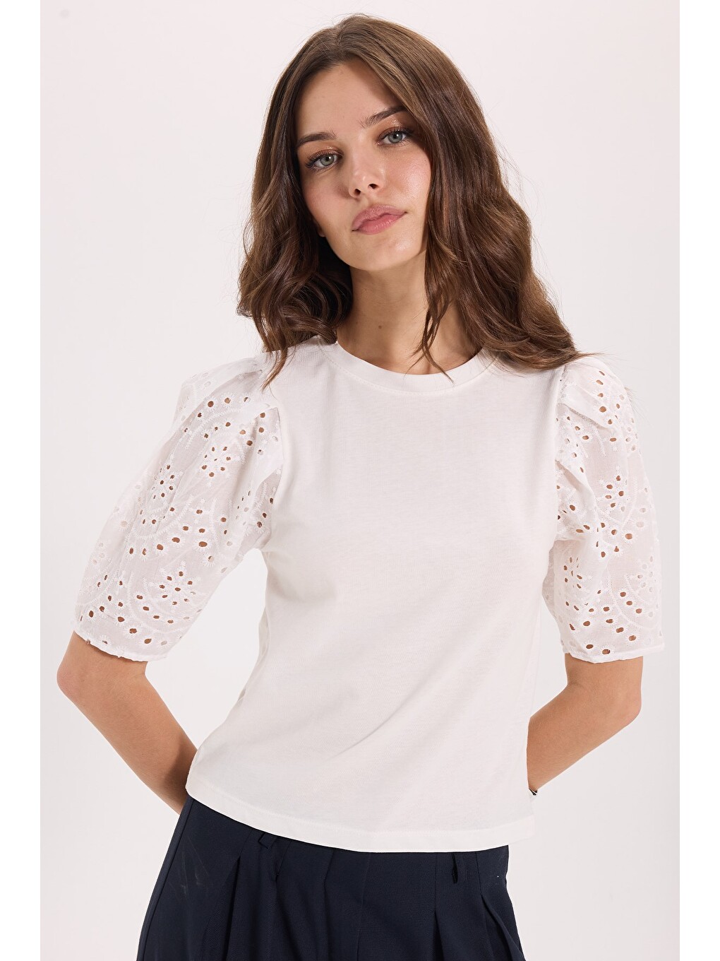 Kadın Slim Fit Dar Kesim %100 Pamuk Kısa Kollu Bisiklet Yaka Beyaz Tişört-2