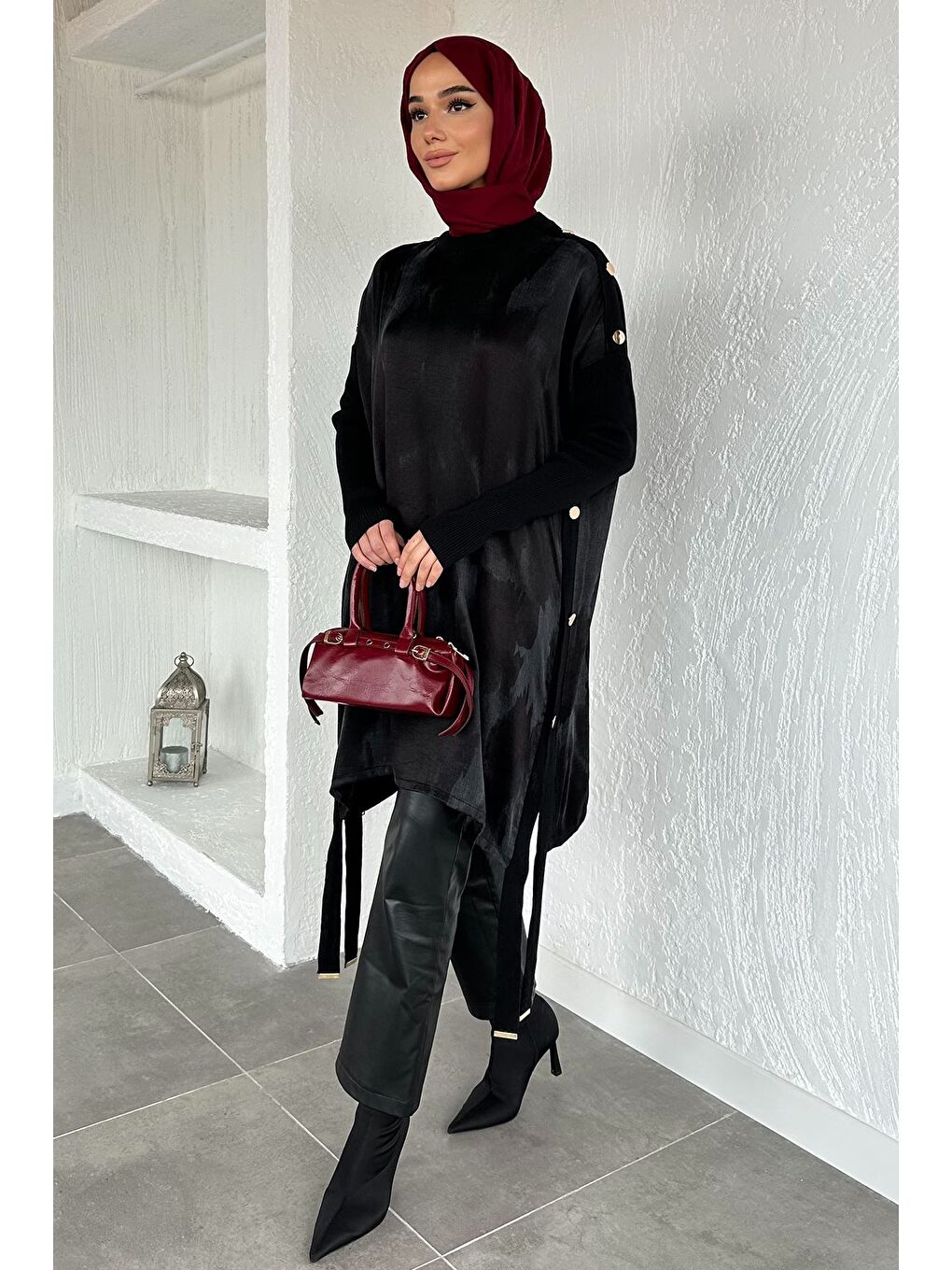 Siyah Gülseli Düğme Detaylı İpek Kübra Kumaş Tesettür Triko Tunik