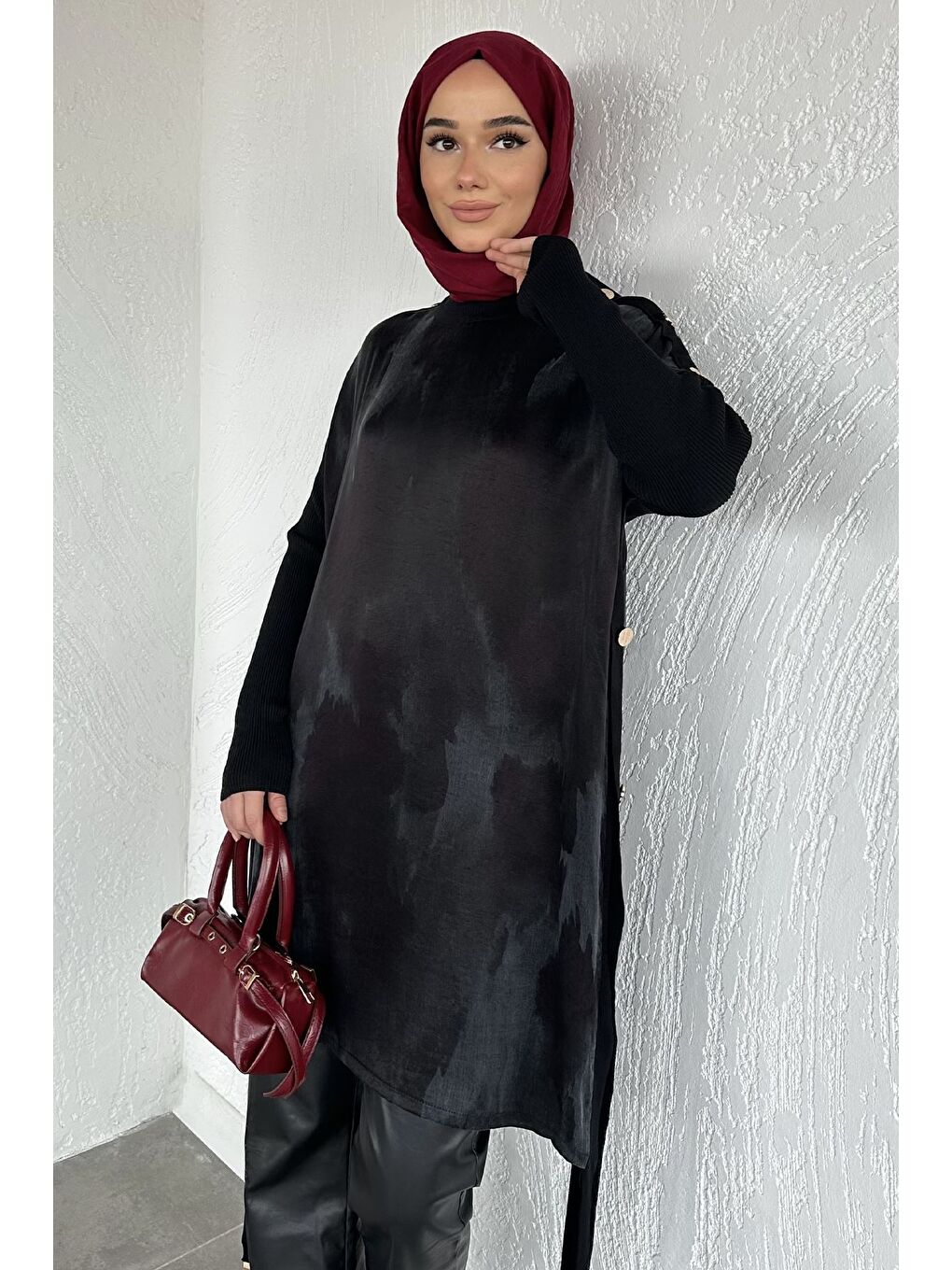 Siyah Gülseli Düğme Detaylı İpek Kübra Kumaş Tesettür Triko Tunik-2