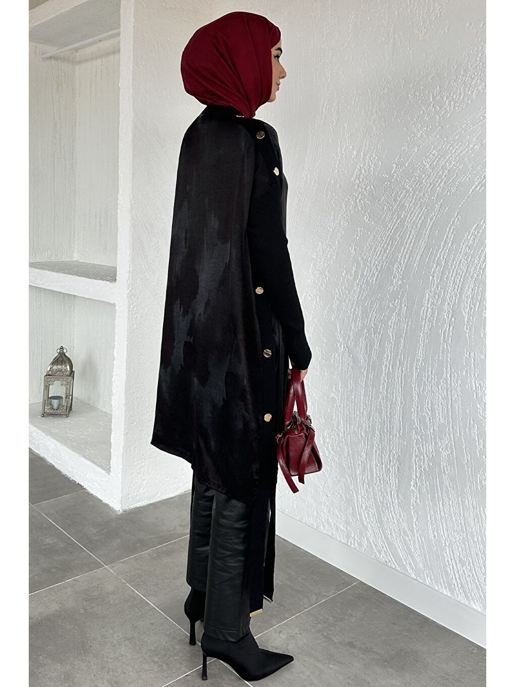 Siyah Gülseli Düğme Detaylı İpek Kübra Kumaş Tesettür Triko Tunik-5