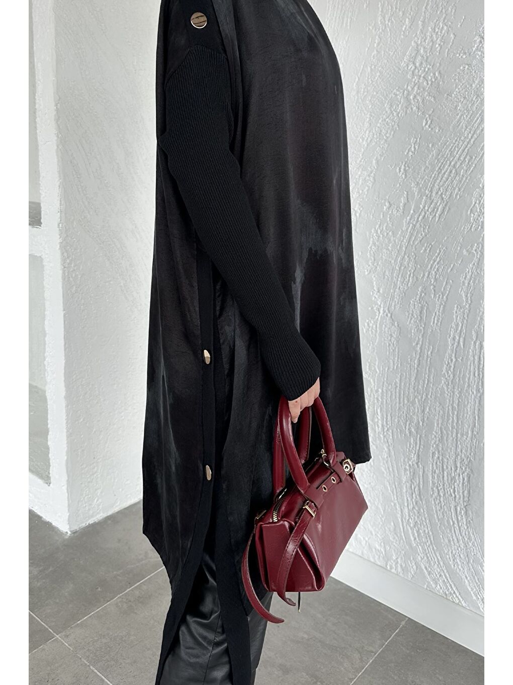 Siyah Gülseli Düğme Detaylı İpek Kübra Kumaş Tesettür Triko Tunik-7