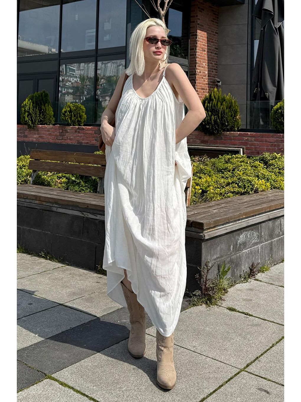 Beyaz Halter Yaka Yırtmaç Detaylı Desenli Uzun Elbise Mg2162-1