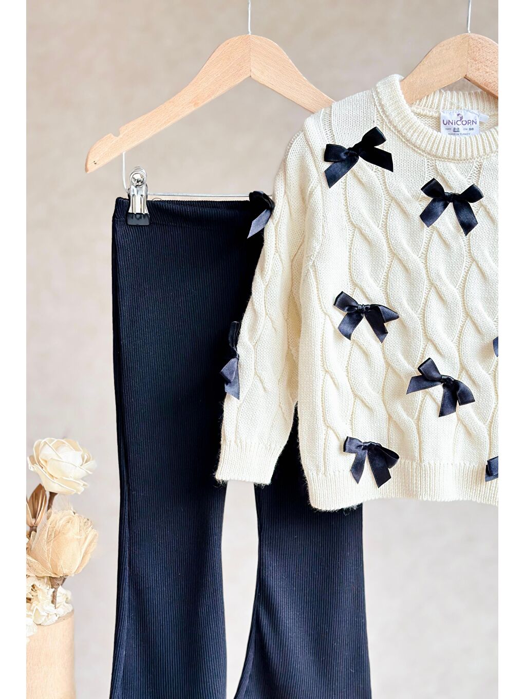 Karışık Kız Çocuk Pamuklu Krem Fiyonk Detaylı Triko Kazak Ve Siyah Ribana Flare Tayt Takım-1