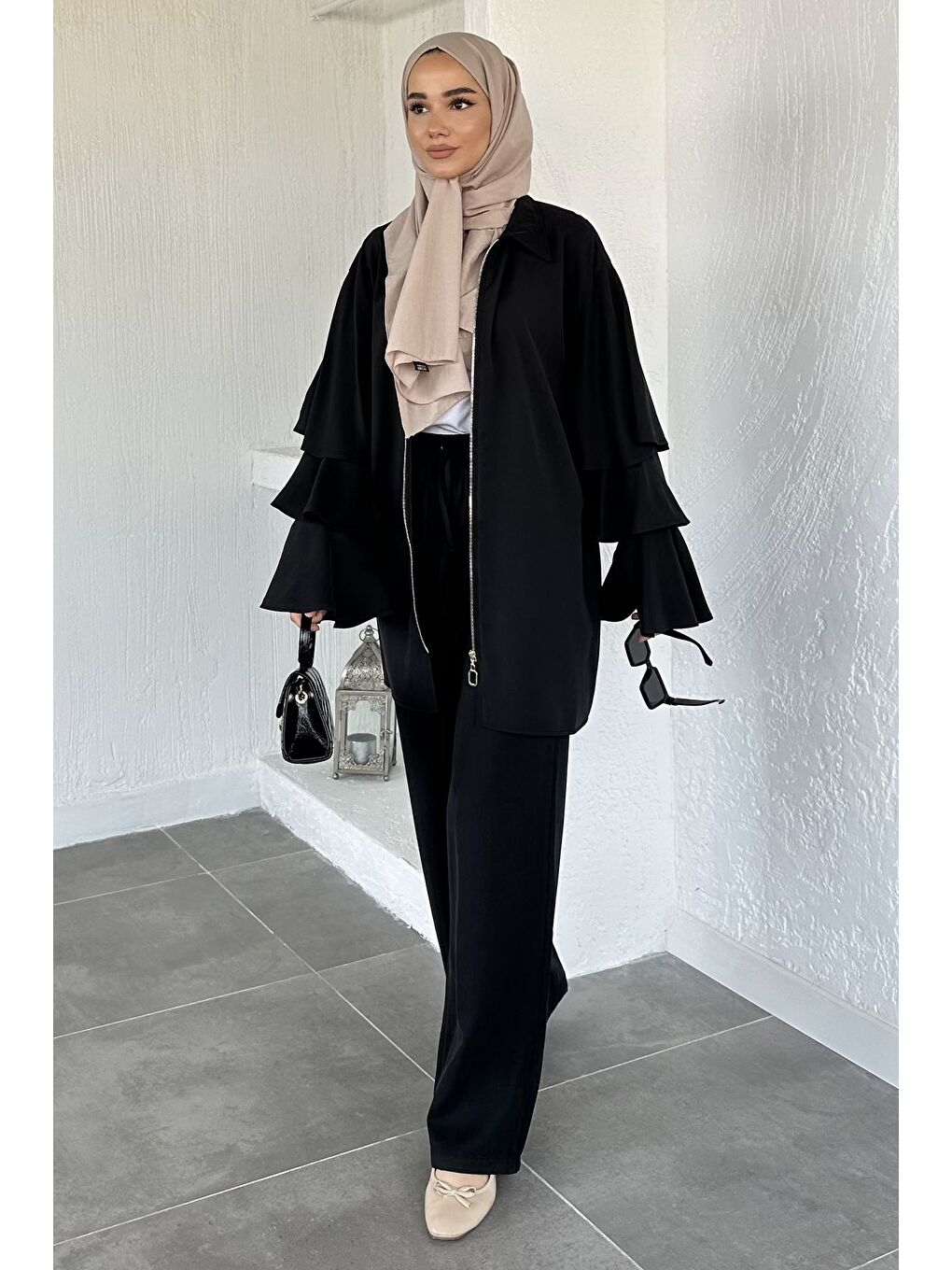 Siyah Gülseli Kol Fırfırlı Tunik Bel Lastikli Pantolon Tesettür İkili Takım