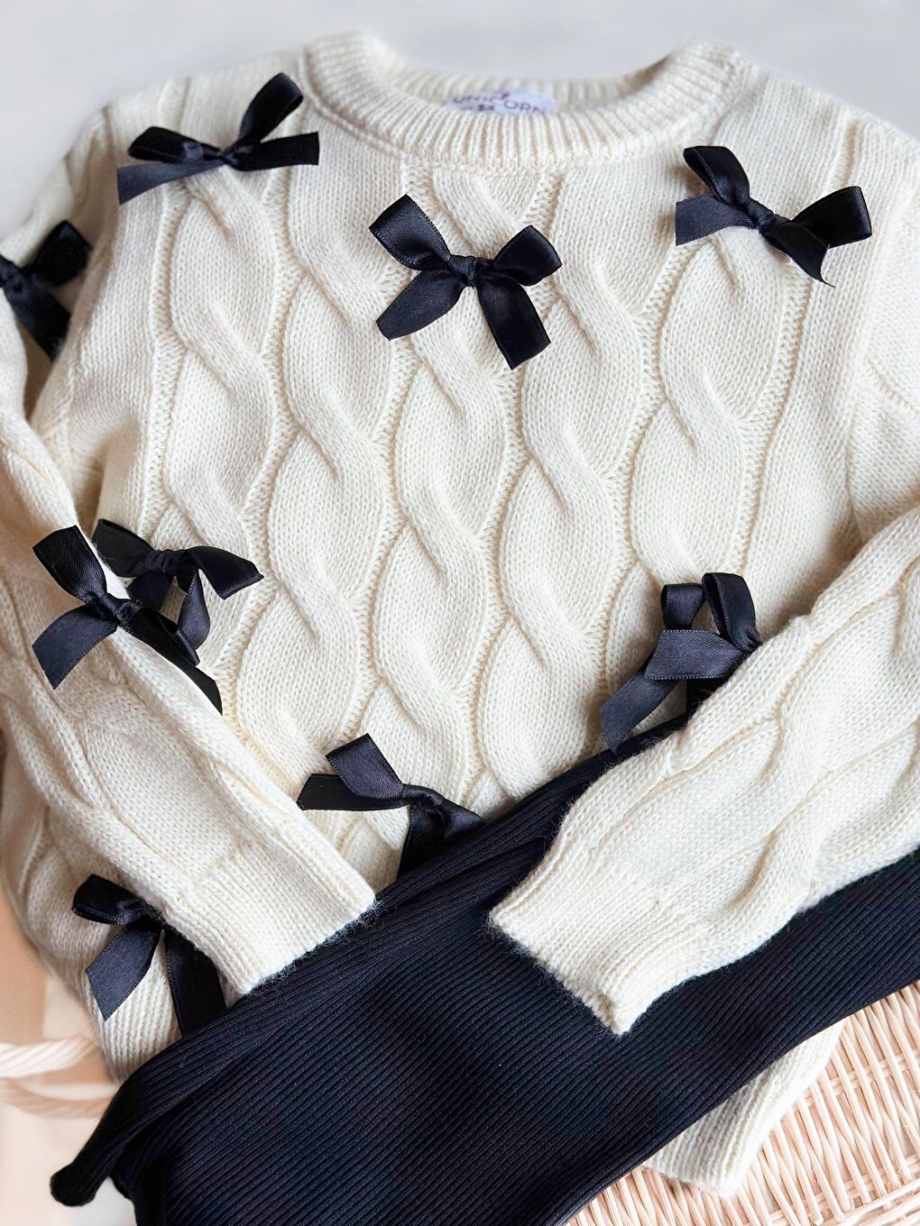 Karışık Kız Çocuk Pamuklu Krem Fiyonk Detaylı Triko Kazak Ve Siyah Ribana Flare Tayt Takım-2