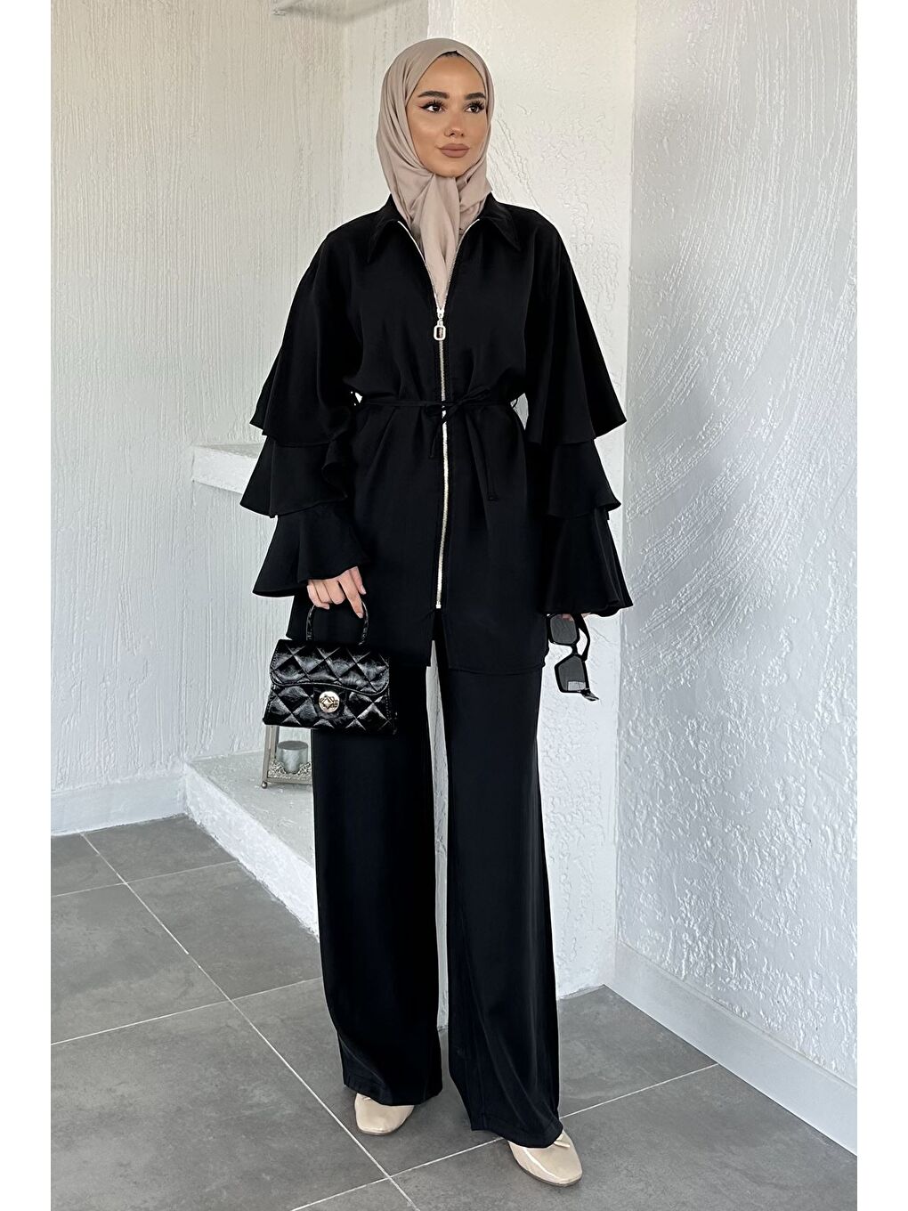Siyah Gülseli Kol Fırfırlı Tunik Bel Lastikli Pantolon Tesettür İkili Takım-3