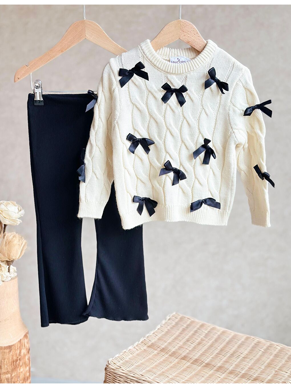 Karışık Kız Çocuk Pamuklu Krem Fiyonk Detaylı Triko Kazak Ve Siyah Ribana Flare Tayt Takım-3