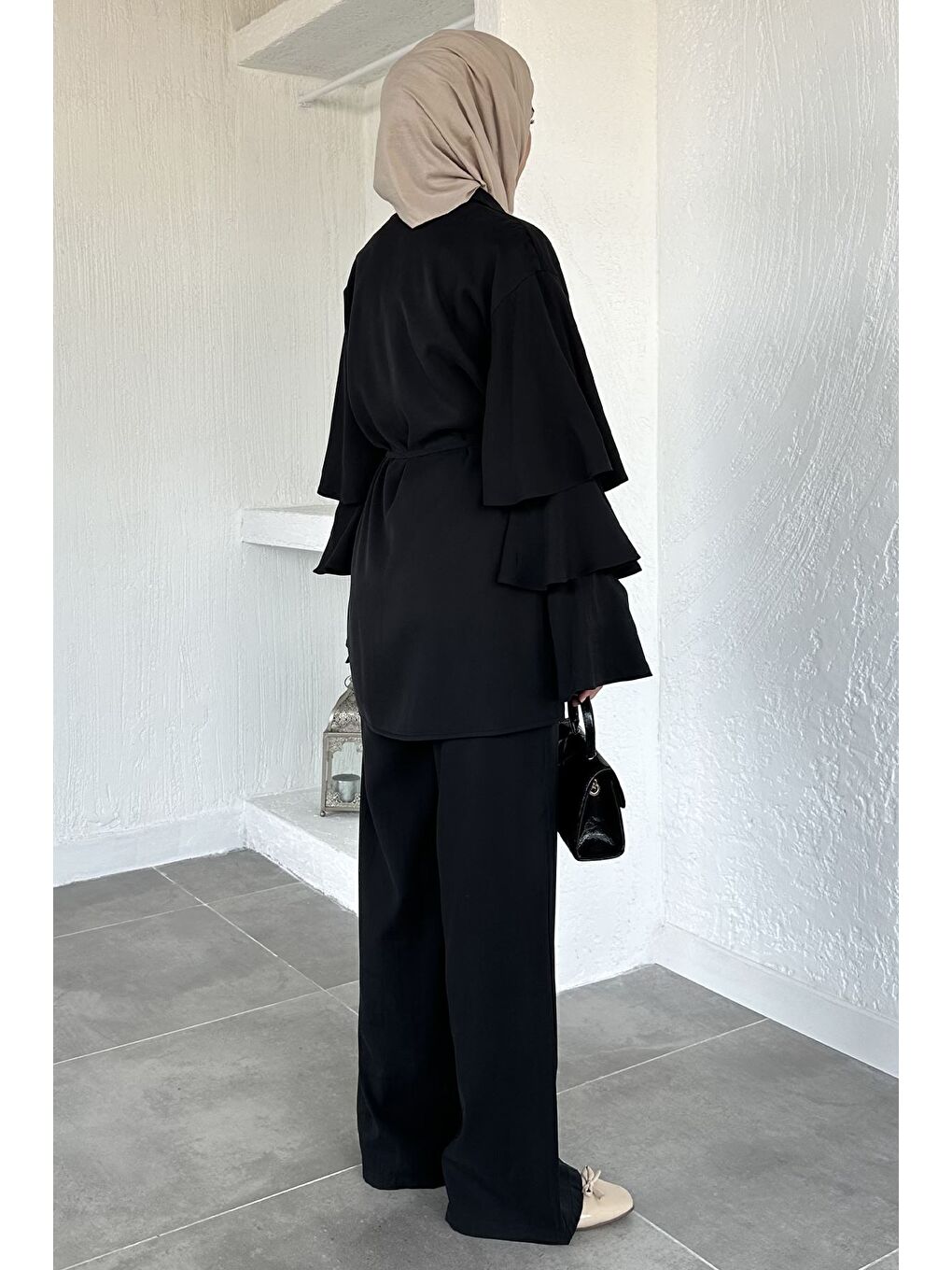 Siyah Gülseli Kol Fırfırlı Tunik Bel Lastikli Pantolon Tesettür İkili Takım-6