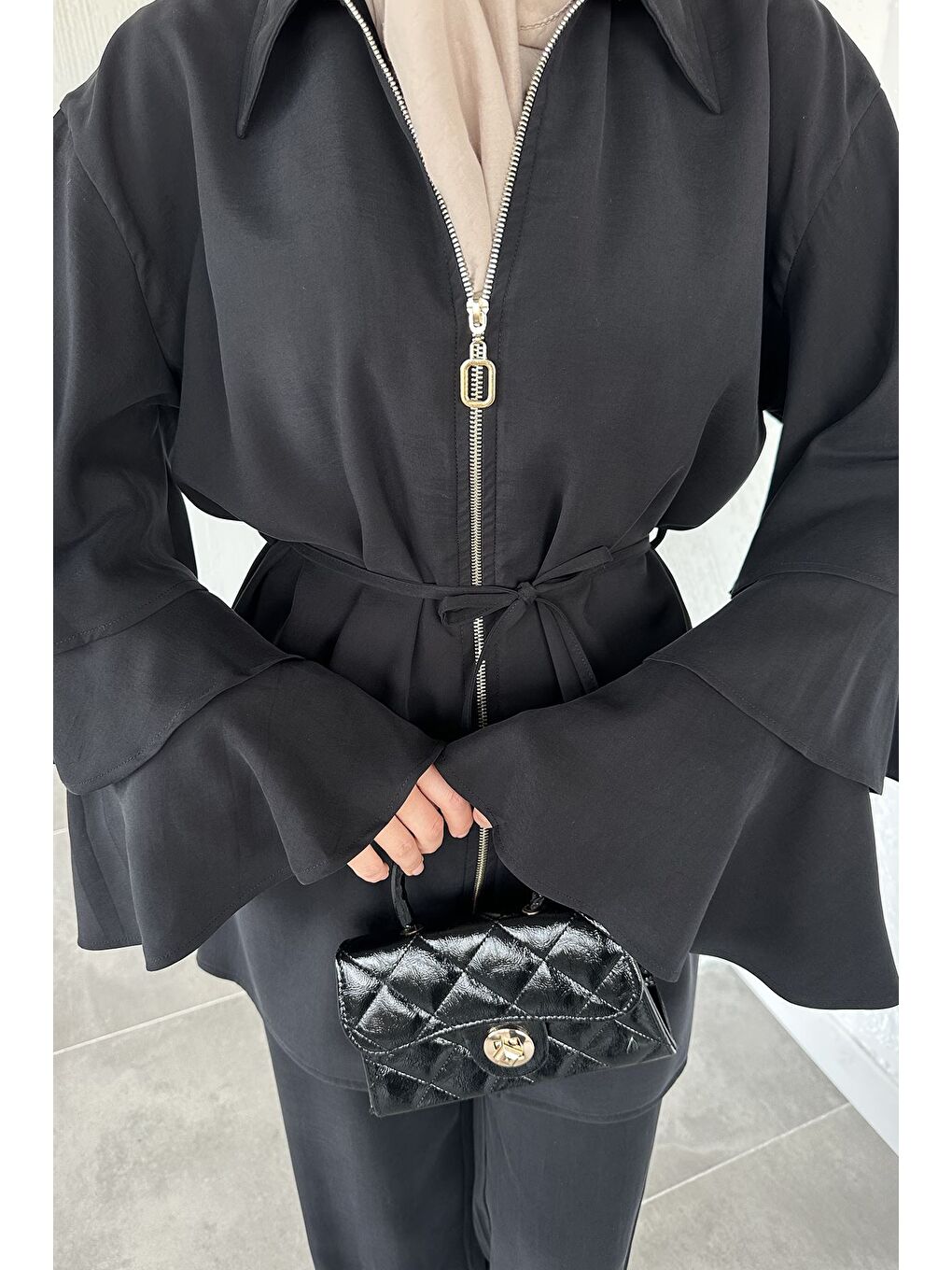 Siyah Gülseli Kol Fırfırlı Tunik Bel Lastikli Pantolon Tesettür İkili Takım-8