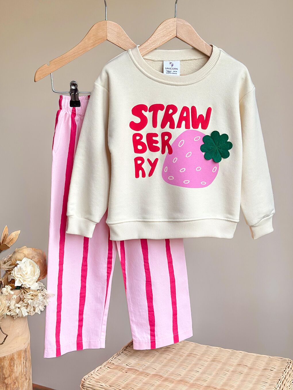 Karışık Kız Çocuk Pamuklu Ekru Strawberry Baskılı Sweatshirt Ve Pembe Çizgili Pantolon Takım-1