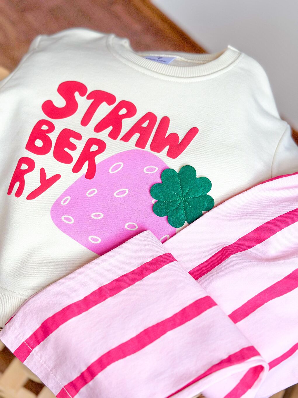 Karışık Kız Çocuk Pamuklu Ekru Strawberry Baskılı Sweatshirt Ve Pembe Çizgili Pantolon Takım-2