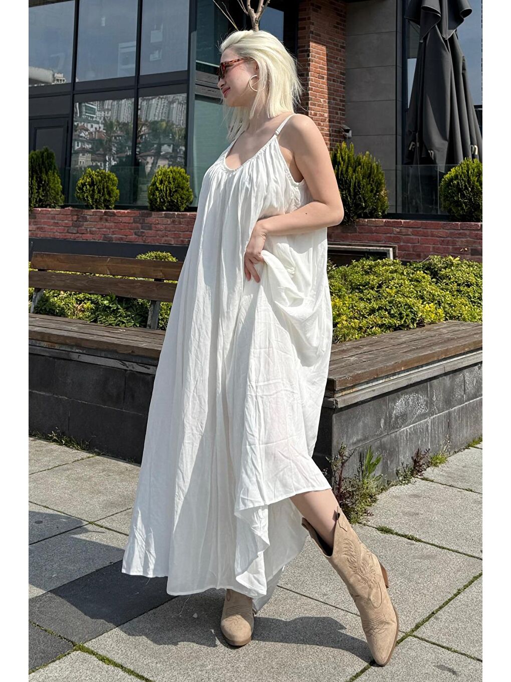 Beyaz Halter Yaka Yırtmaç Detaylı Desenli Uzun Elbise Mg2162-2