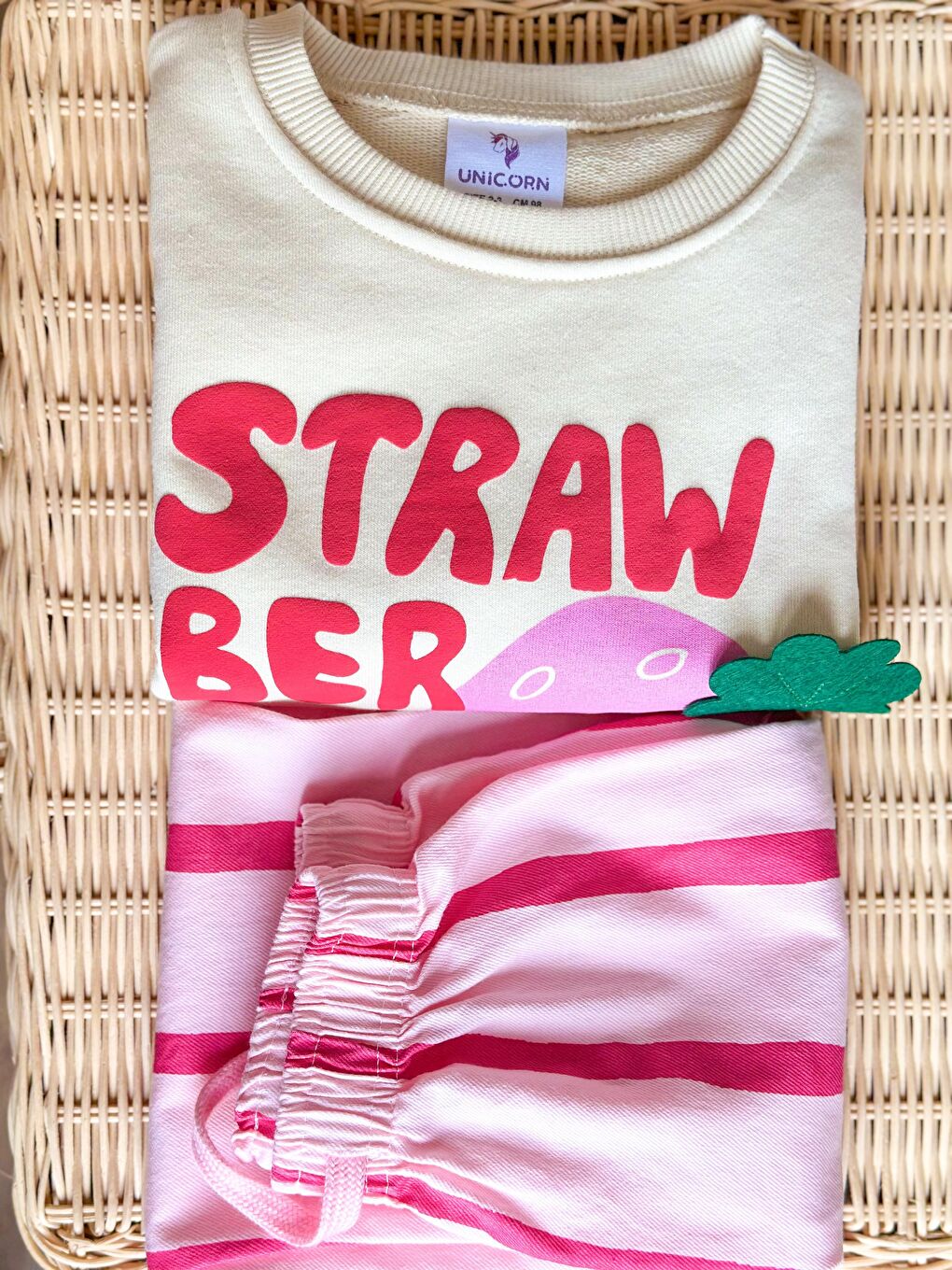 Karışık Kız Çocuk Pamuklu Ekru Strawberry Baskılı Sweatshirt Ve Pembe Çizgili Pantolon Takım-3