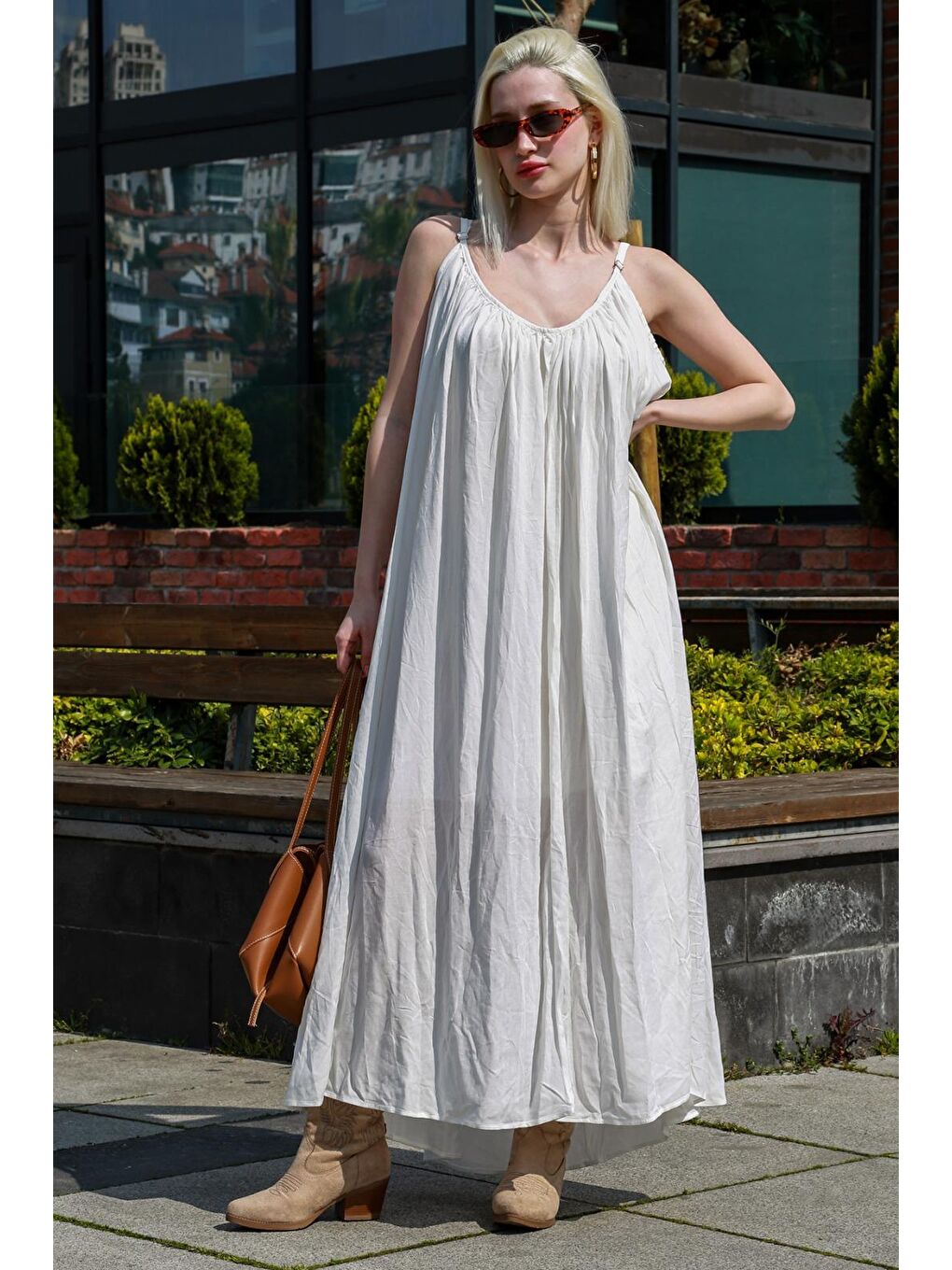 Beyaz Halter Yaka Yırtmaç Detaylı Desenli Uzun Elbise Mg2162-3