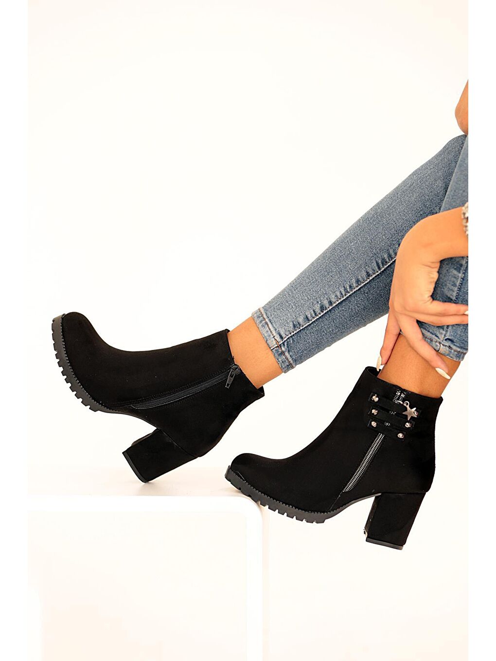 Siyah Rahat Taban Kalın Topuklu Yıldız Fermuarlı Kadın Bot 025-5015-22Süet