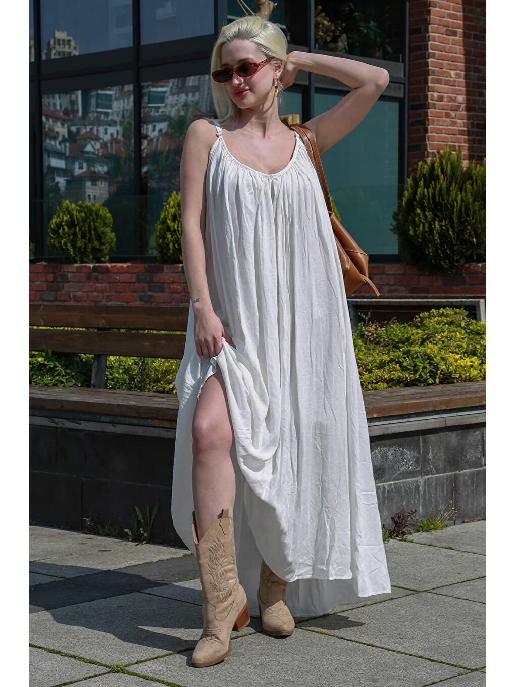 Beyaz Halter Yaka Yırtmaç Detaylı Desenli Uzun Elbise Mg2162-4