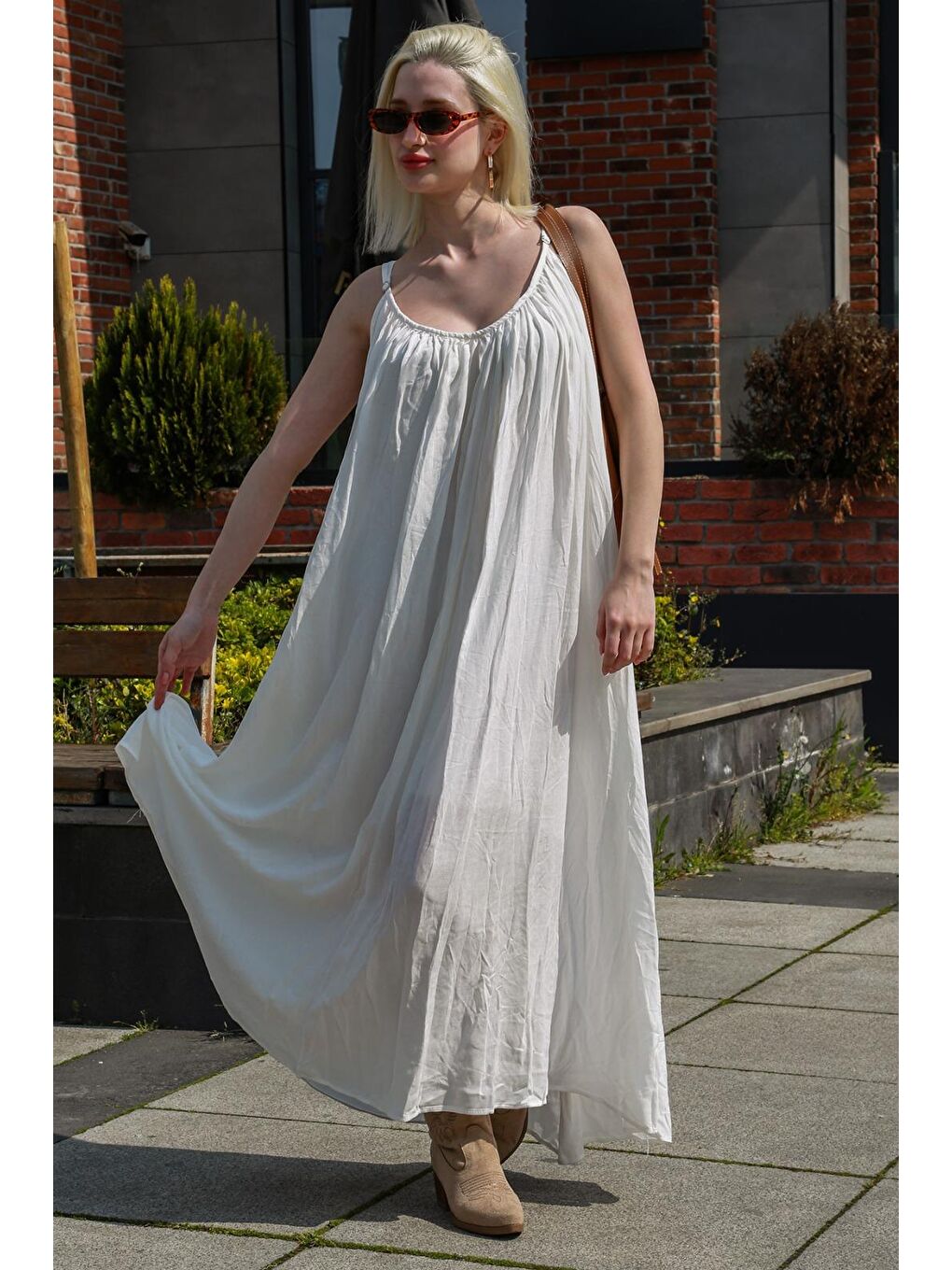 Beyaz Halter Yaka Yırtmaç Detaylı Desenli Uzun Elbise Mg2162-5