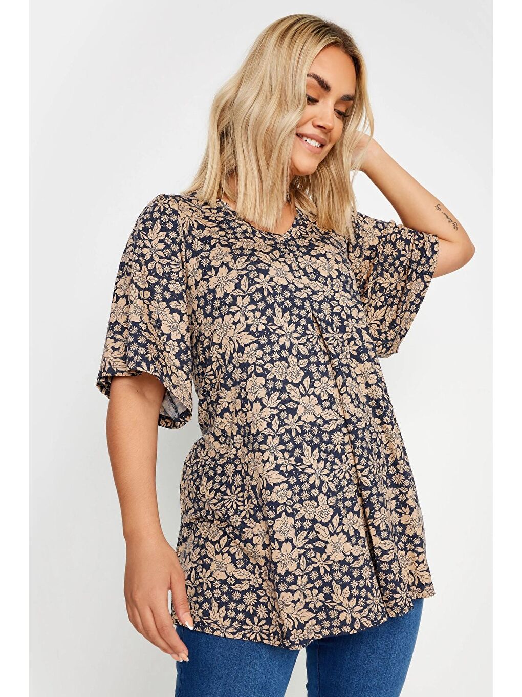 Bej Büyük Beden V Yaka Desenli Asimetrik Kesim Elastanlı Bluz 303250