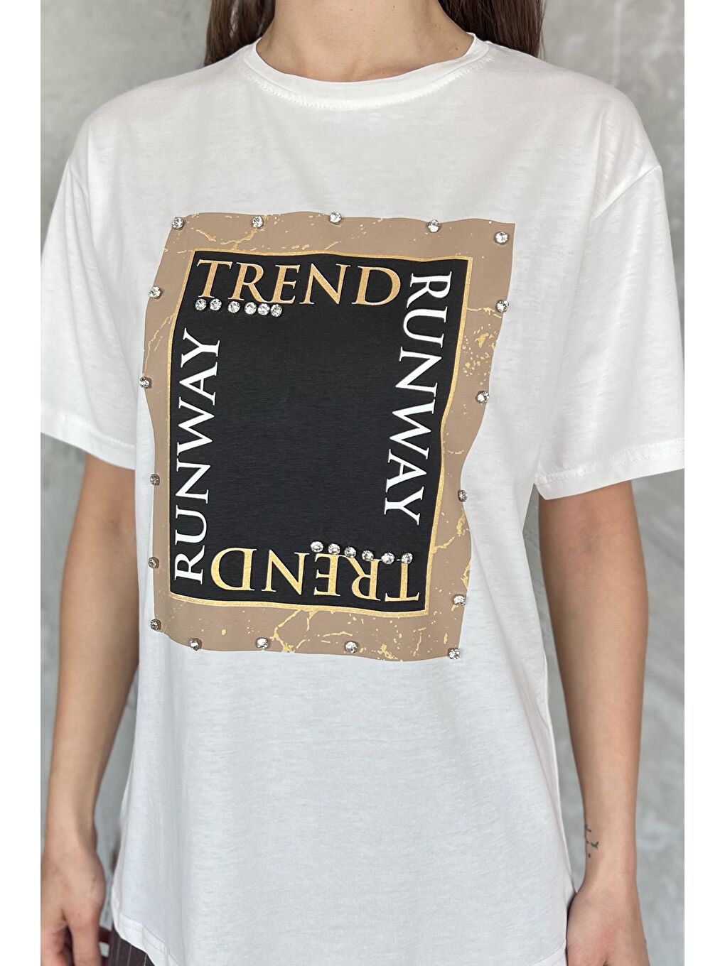 Ekru Kadın Bisiklet Yaka Baskılı Taşlı Tişört-3