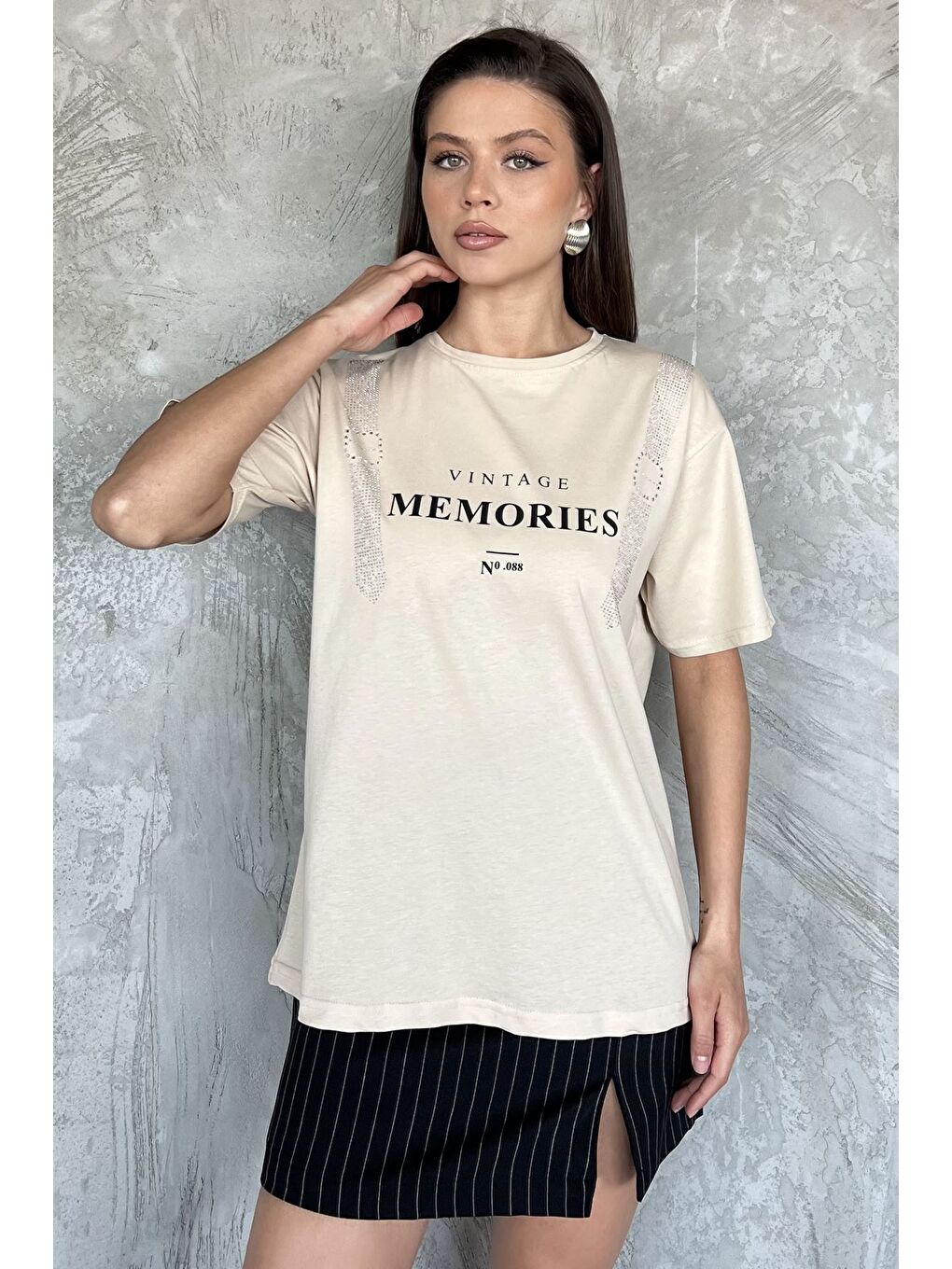 Bej Bisiklet Yaka Baskılı Taşlı Kadın Tişört