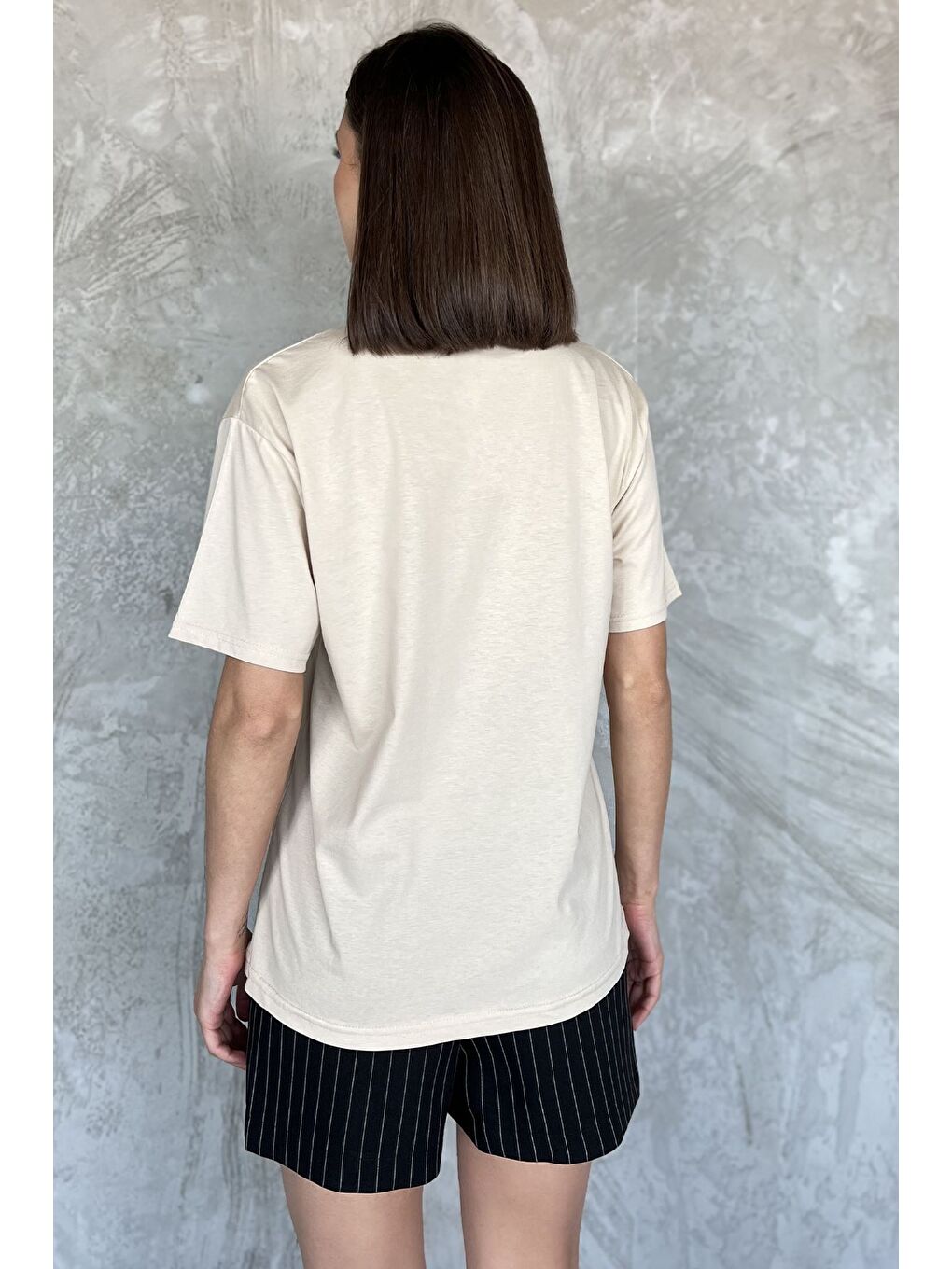 Bej Bisiklet Yaka Baskılı Taşlı Kadın Tişört-1