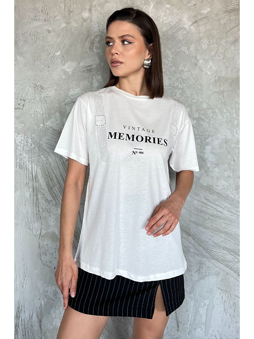 Ekru Bisiklet Yaka Baskılı Taşlı Kadın Tişört-1