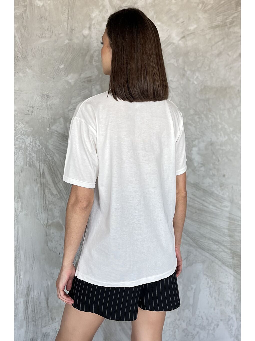 Ekru Bisiklet Yaka Baskılı Taşlı Kadın Tişört-2