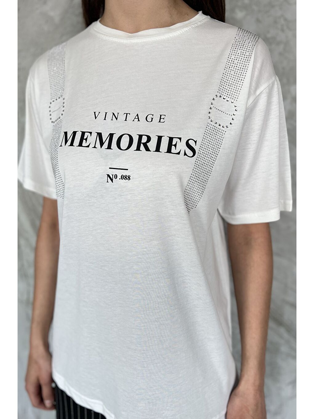 Ekru Bisiklet Yaka Baskılı Taşlı Kadın Tişört-3