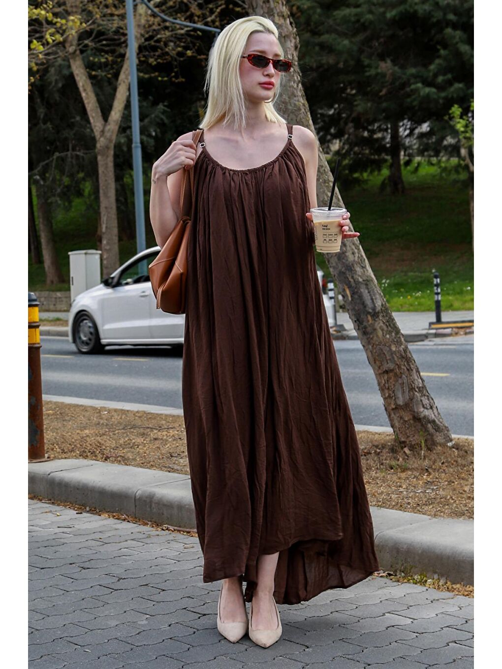 Kahverengi Halter Yaka Yırtmaç Detaylı Desenli Uzun Elbise Mg2162