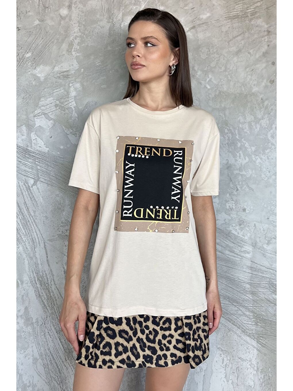 Bej Kadın Bisiklet Yaka Baskılı Taşlı Tişört