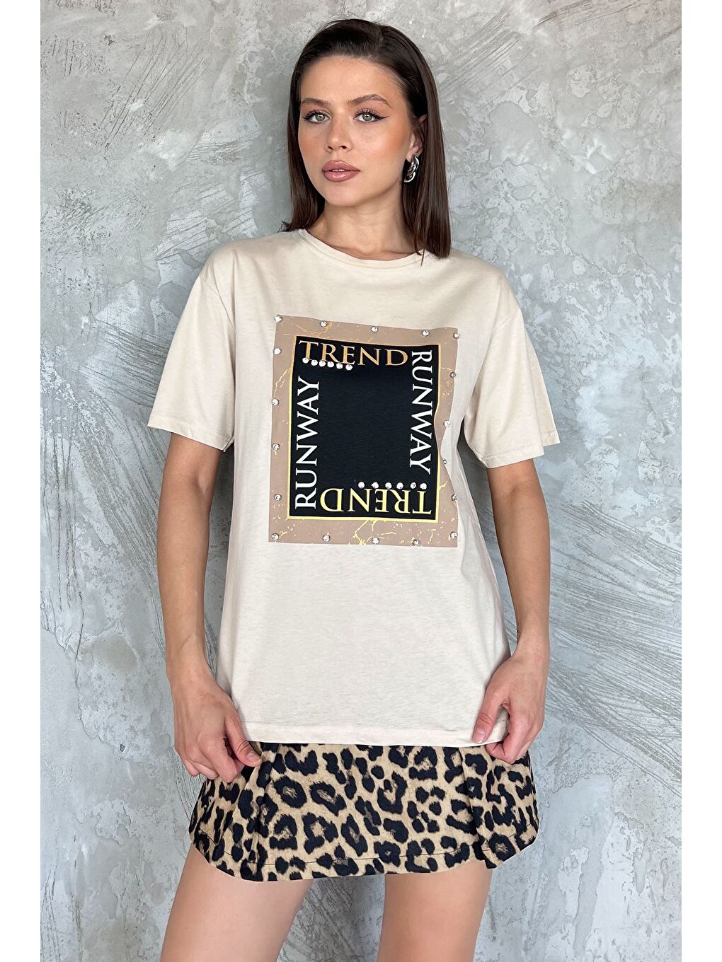 Bej Kadın Bisiklet Yaka Baskılı Taşlı Tişört-1