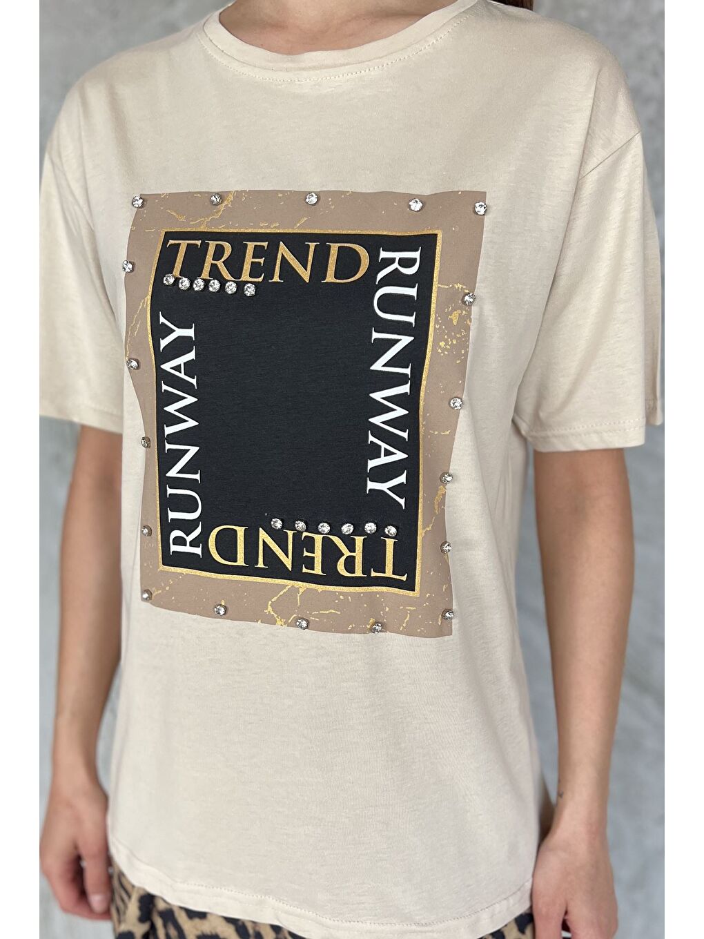 Bej Kadın Bisiklet Yaka Baskılı Taşlı Tişört-3