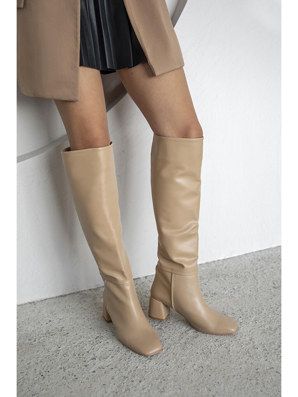 Bej Scuti  Kadın  Küt Burun Deri Çizme Ten