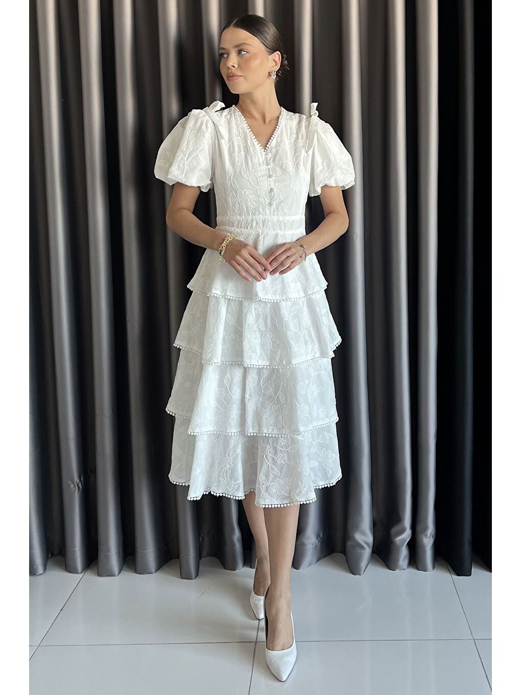 Beyaz Kadın Omuz Bağlama Detaylı Balon Kol Brode Fırfırlı Elbise