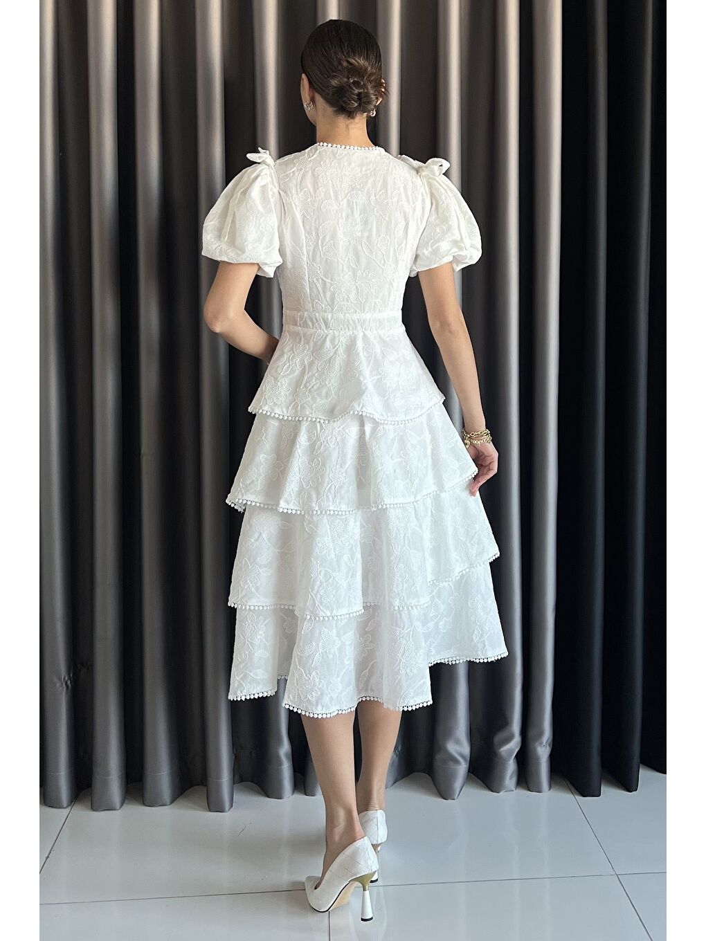 Beyaz Kadın Omuz Bağlama Detaylı Balon Kol Brode Fırfırlı Elbise-2