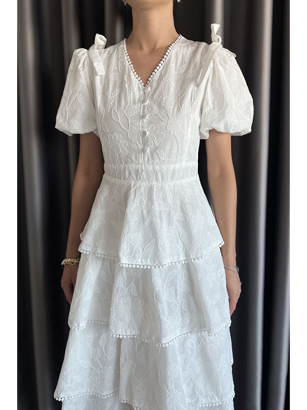 Beyaz Kadın Omuz Bağlama Detaylı Balon Kol Brode Fırfırlı Elbise-3