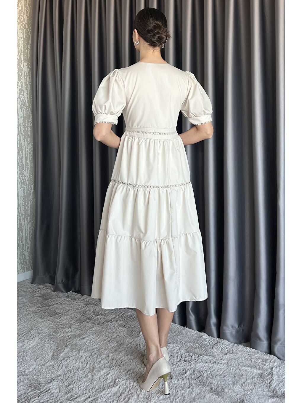 Bej Kadın Boydan Düğmeli V Yaka Fırfırlı Balon Kol Elbise-2