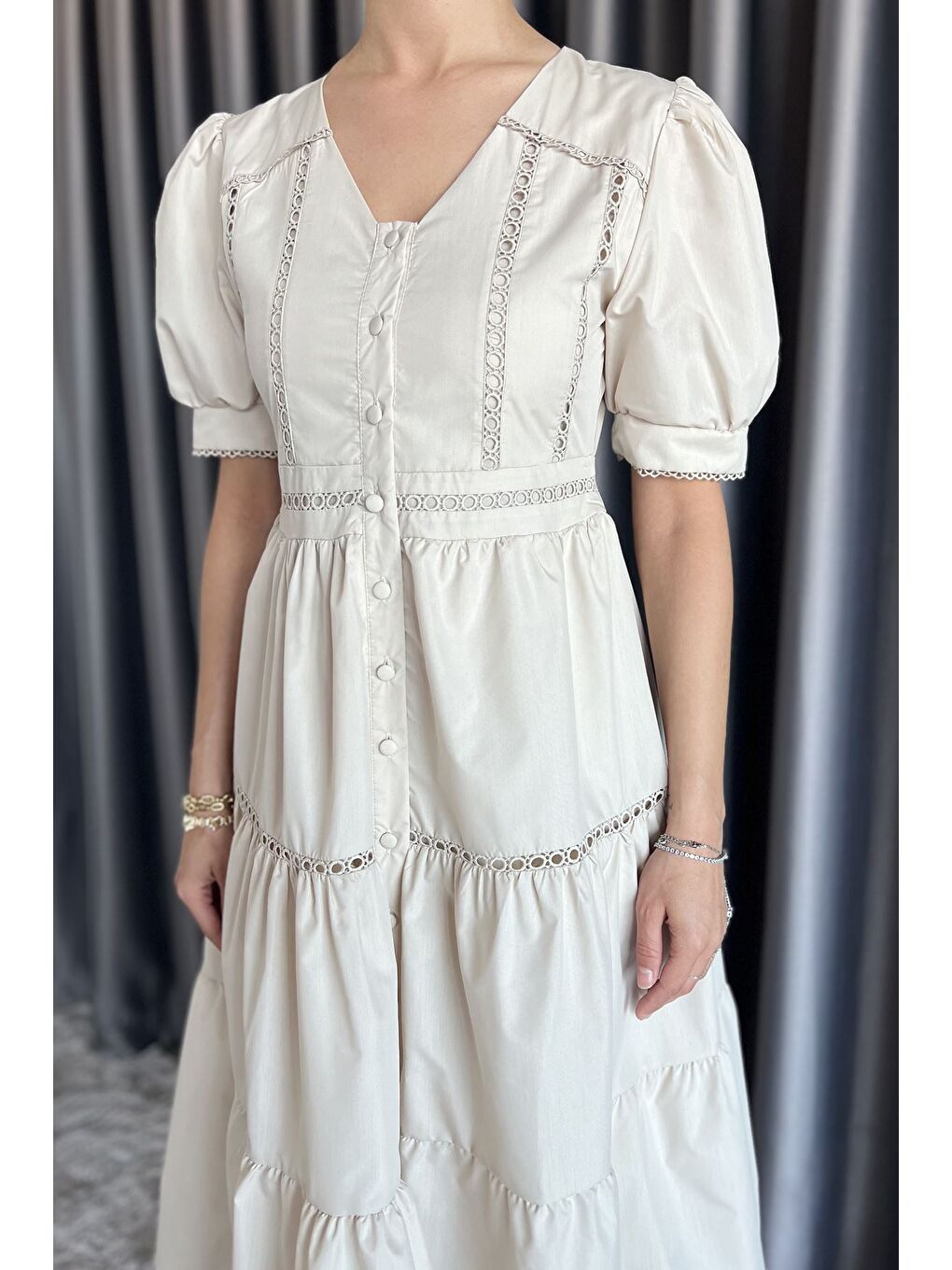 Bej Kadın Boydan Düğmeli V Yaka Fırfırlı Balon Kol Elbise-3