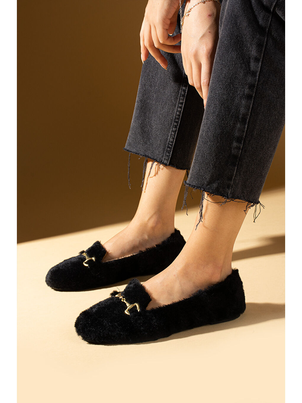 Siyah Gold Tokalı Pelüş Tüylü Kumaş Kadın Babet P01 34 24