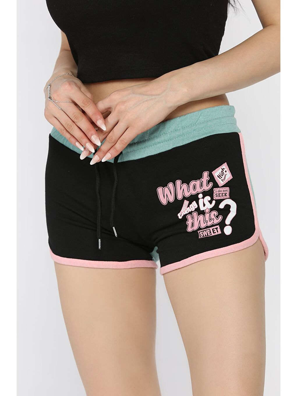 Siyah Kadın Biyeli Baskılı Mini Şort-1