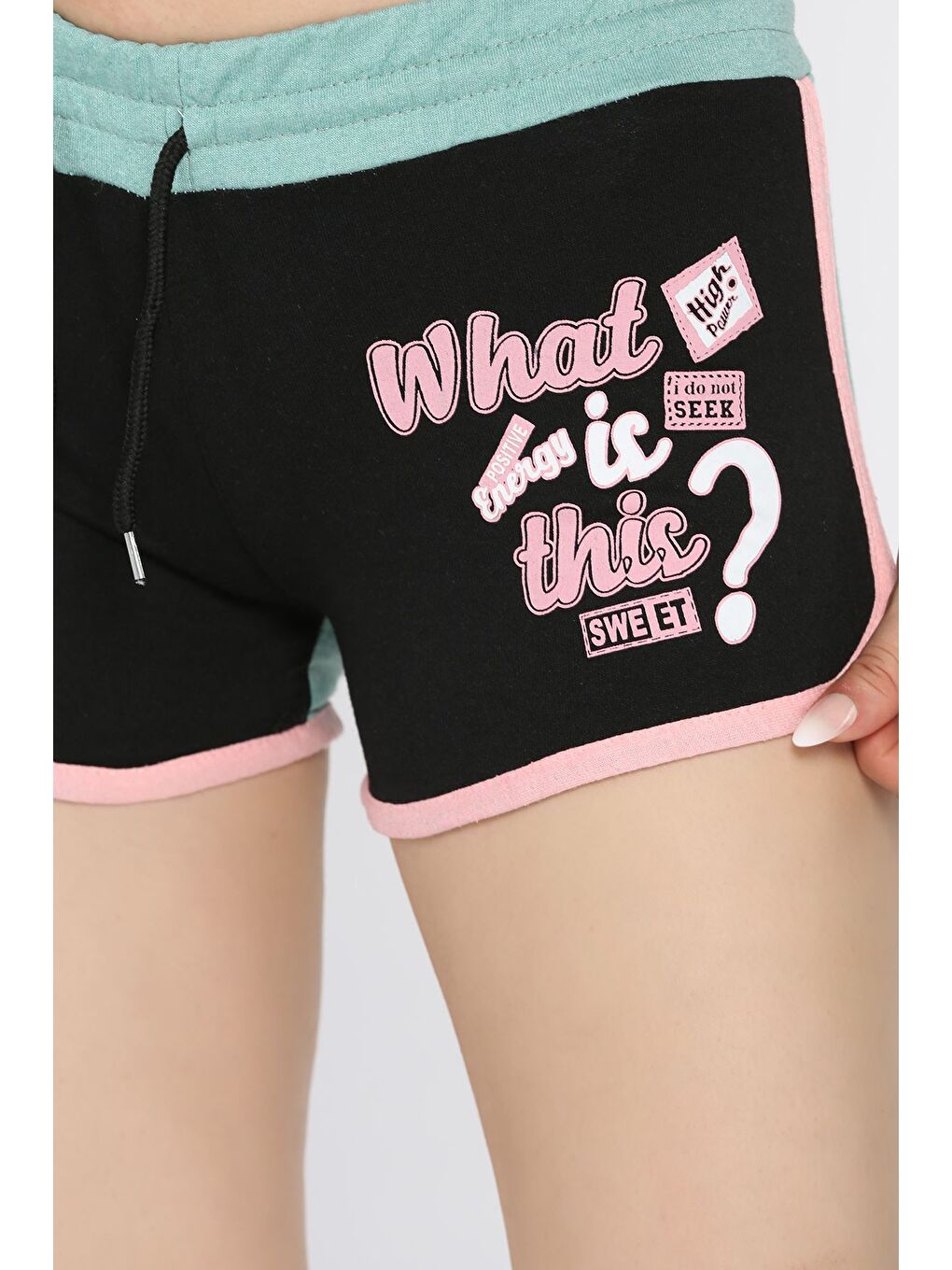 Siyah Kadın Biyeli Baskılı Mini Şort-3