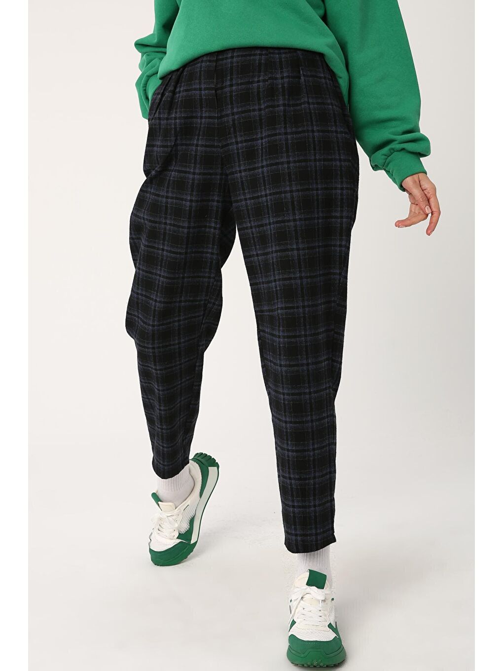 Siyah-İndigo Ekoseli Pileli Slouchy Pantolon-1