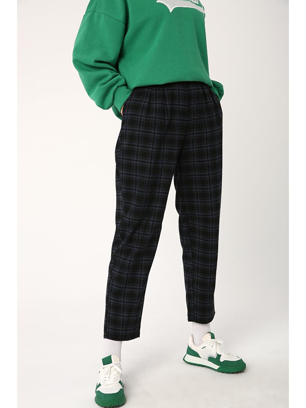 Siyah-İndigo Ekoseli Pileli Slouchy Pantolon-2