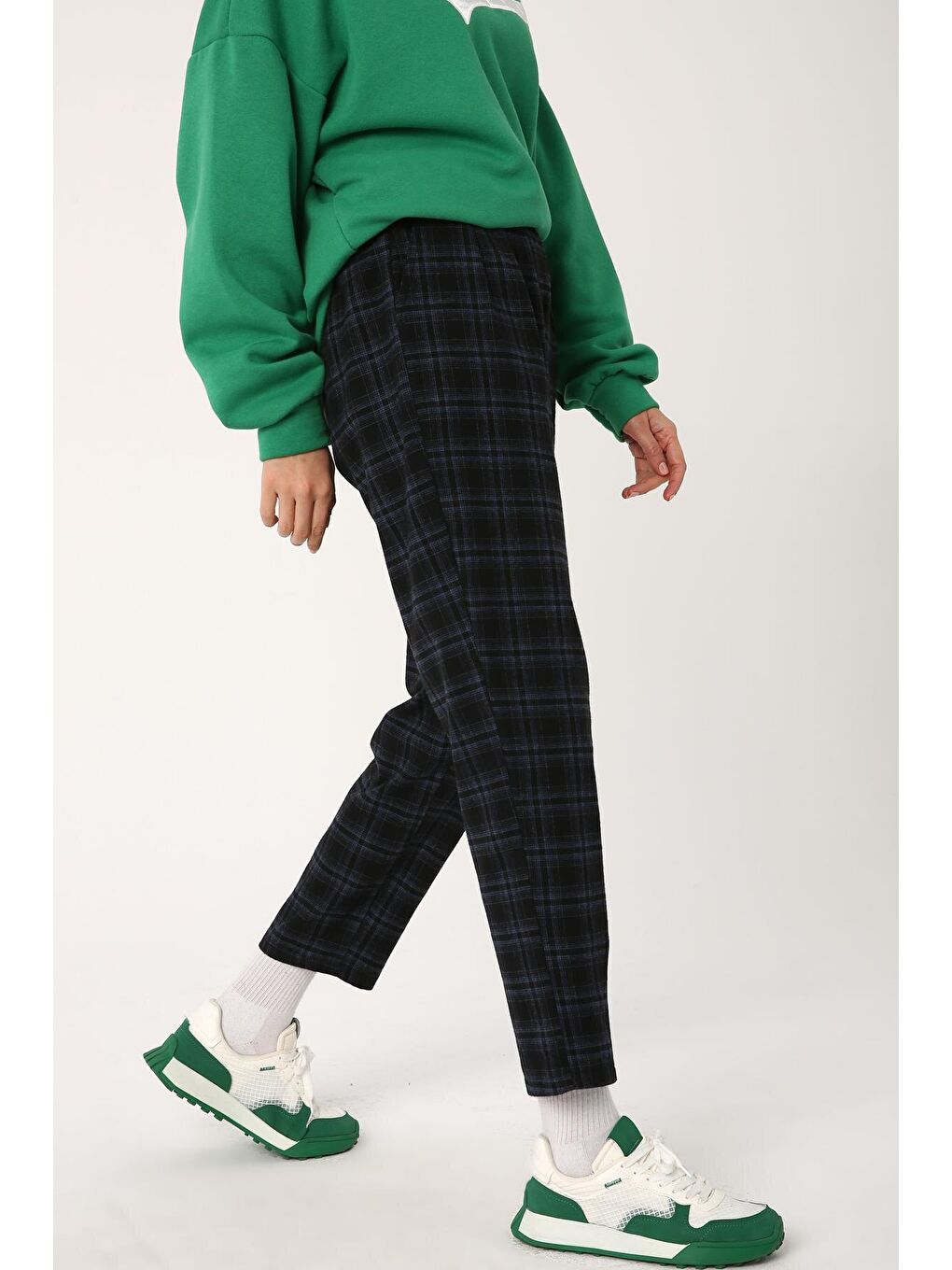 Siyah-İndigo Ekoseli Pileli Slouchy Pantolon-3